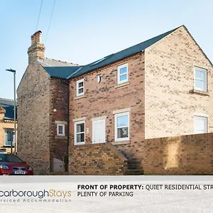 Hibernia Place, 3 Bedroom Townhouse With Patio & Seating Area - Free Parking Holiday home Scarborough